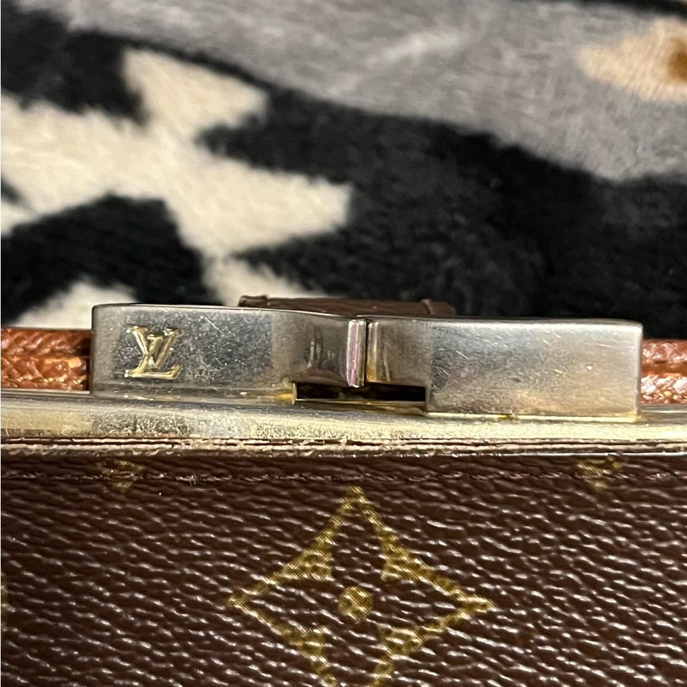 Louis Vuitton EUC VINTAGE Monogram French Kiss Lock Wallet with COA* - Picture 9 of 17
